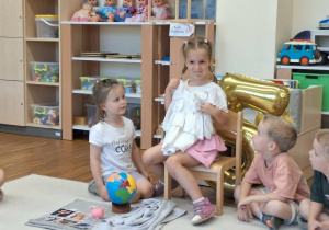 dziewczynka pokazuje sukienkę