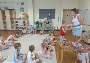 dzieci dostają dyplomy