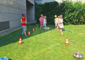 slalom z piłeczką na łyżce