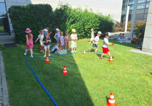 slalom z piłeczką na łyżce