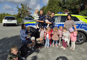 grupowe zdjęcie z policjantkami przy radiowozie