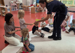 pani policjantka rozdaje dzieciom odblaski