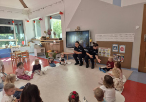 pani policjantka opowiada dzieciom o bezpieczeństwie na drodze