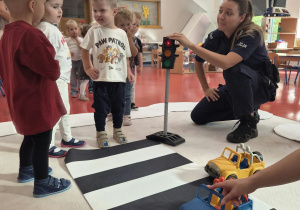 dzieci odgrywają scenki przechodzenia przez pasy