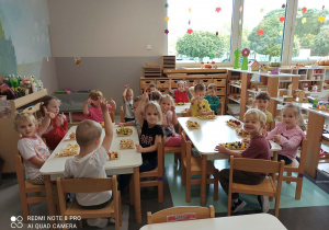 dzieci prezentują swoje szaszłyki