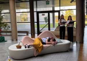 królewna śnieżka śpi na łożku