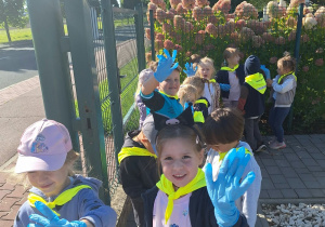 dzieci wychodzą sprzątać smieci