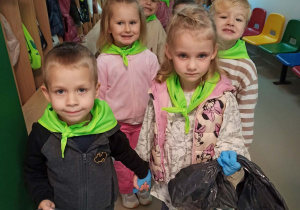 dzieci wychodzą z szatni