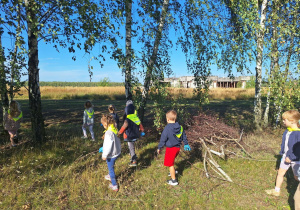 dzieci sprzątają śmieci