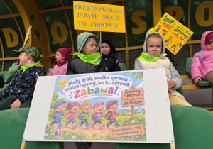 Dzieci prezentują transparent