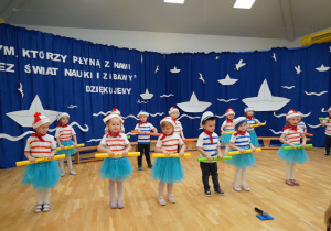 dzieci trzymają bum bum rurki