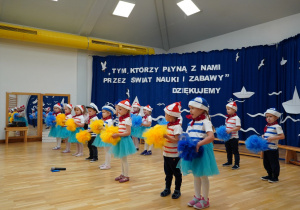 dzieci trzymają pompony
