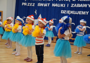dzieci przytulają pompony