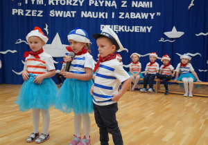 dziewczynka recytuje wierszyk