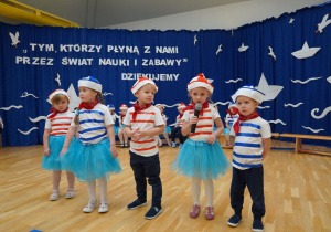 dziewczynka mówi swoją kwestię