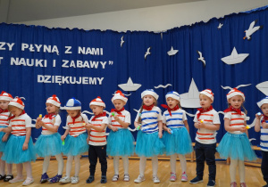 dzieci śpiewają piosenkę