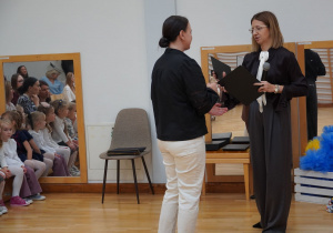 pani dyrektor wręcza nagrodę pani kucharce