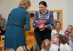 pani wręcza upominek nauczycielce