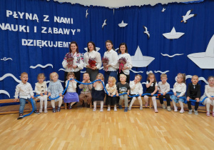 trzylatki pozują do zdjęcia