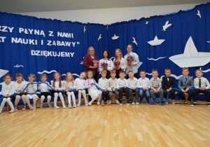 sześciolatki pozują do zdjęcia