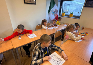 dzieci kolorują obrazki zwierząt leśnych