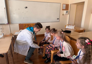 dziewczynka wykonuje eksperymet z latająca piłeczką
