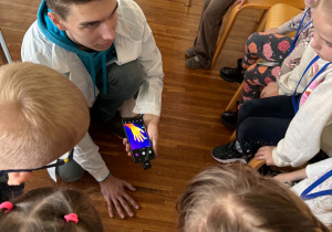 uczeń technikum pokazuje dzieciom eksperyment z podczerwienią