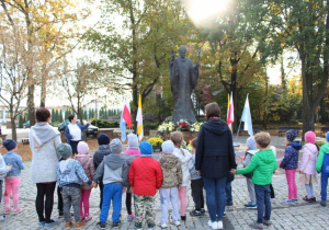 Z wizytą pod pomnikiem Jana Pawła II2
