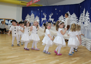 Dzieci tańcza z folią