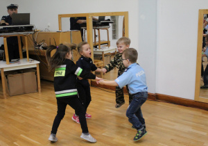 dzieci tańczą w kole 3