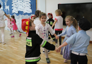 dzieci tańczą w kole 4