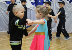 chłopiec tańczy z dziewczynką