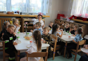 dzieci jedzą faworki 2