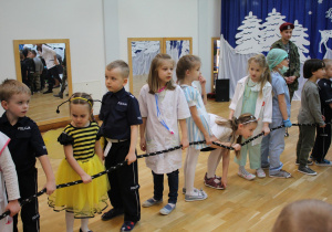 dzieci trzymają linę