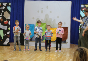 Dzieci biorą udział w przedstawieniu