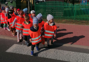 Dzieci przechodzą przez przejście