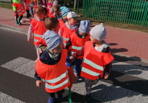 Dzieci przechodzą przez przejście