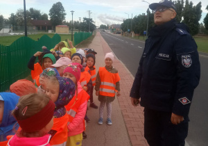 przedszkolaki odpowiadają na pytania gościa - pana policjanta