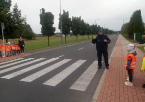 dzieci słuchają pana policjanta