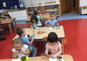 Dzieci jedzą babeczki