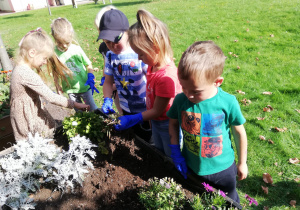 Dzieci porządkują ogródek