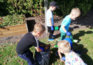 Dzieci grabią liście