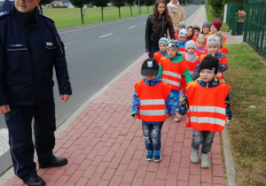 Dzieci idą na pobliskie skrzyżowanie