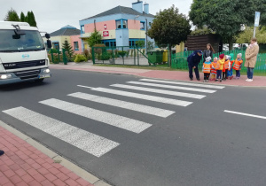 Bezpiecznie przechodzą przez ulicę