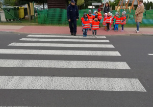 Przedszkolaki rozglądają się