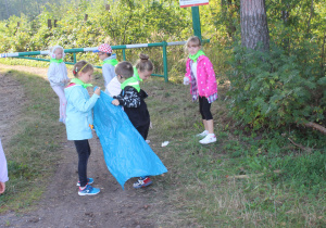 dzieci sprzątają las