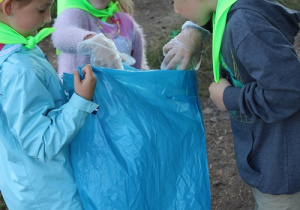 dzieci wrzucają śmieci