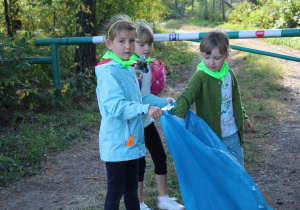 dzieci sprzątają śmieci