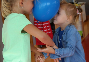 dziewczynki tańczą z balonem