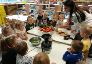 Dzieci czekają na rozpoczęcie kolejnego etapu pracy